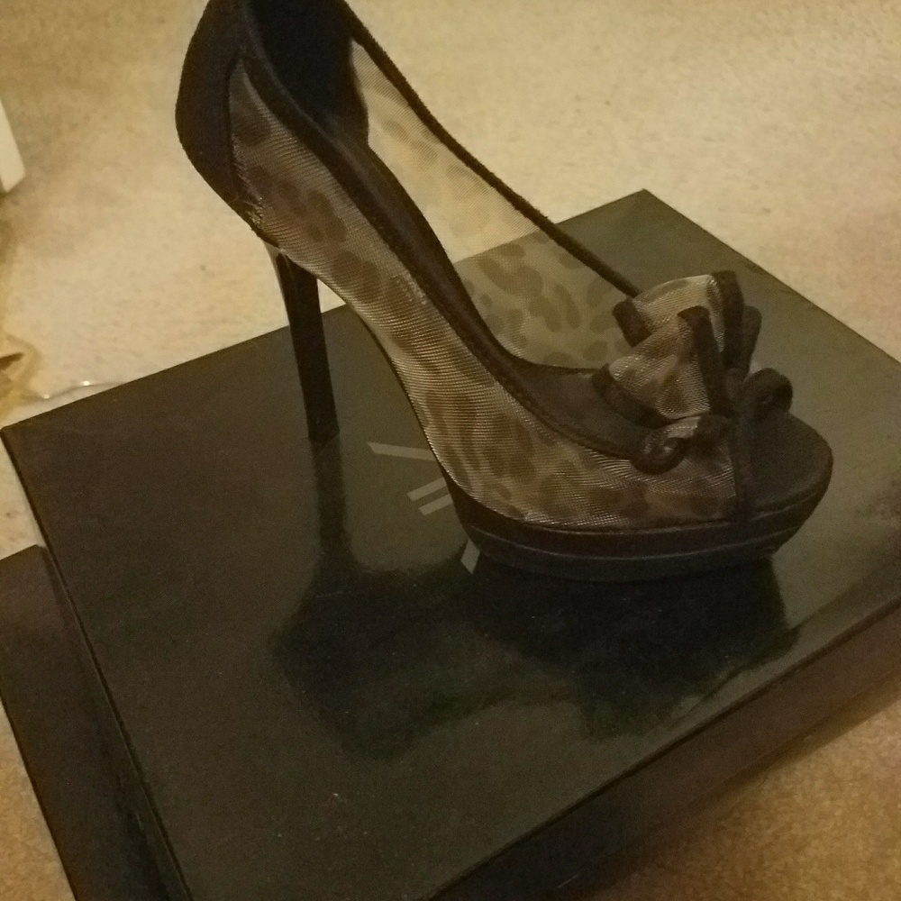 Shoes - Picture 5 of 8